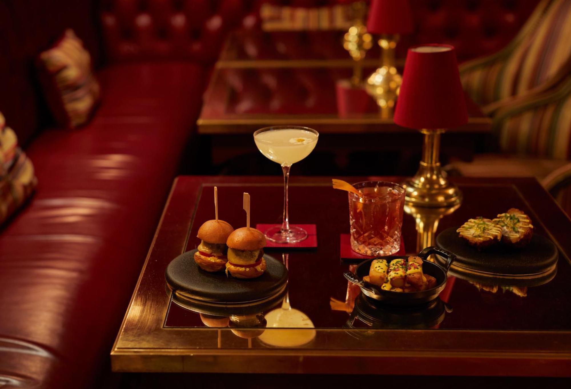 Rubens At The Palace Londen Buitenkant foto The bar at the Ivy